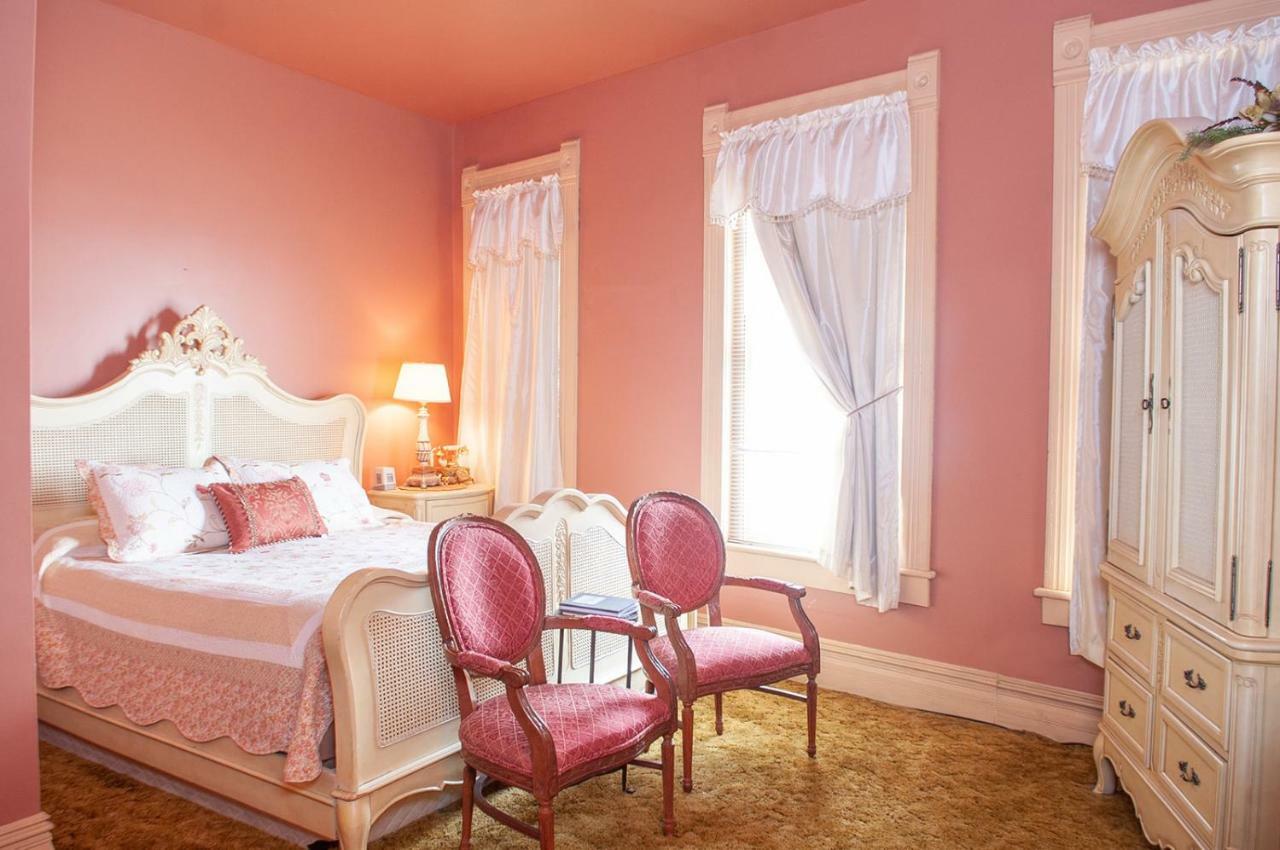 The Historic Wolf Hotel Ellinwood Εξωτερικό φωτογραφία