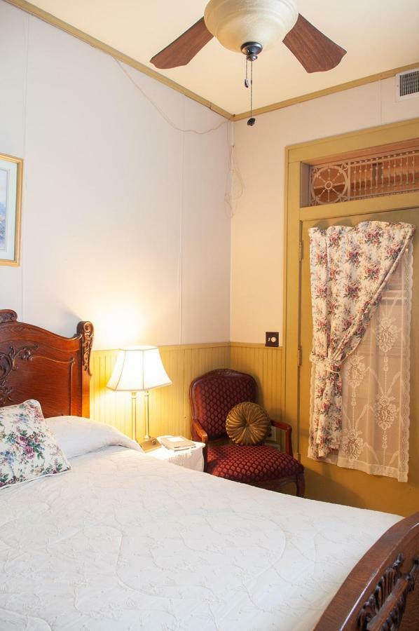 The Historic Wolf Hotel Ellinwood Εξωτερικό φωτογραφία